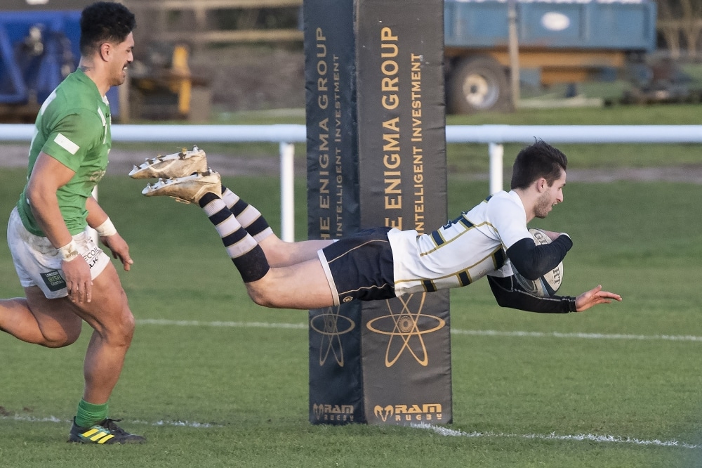 Rapid Hobbs seals Wells' impressive fightback